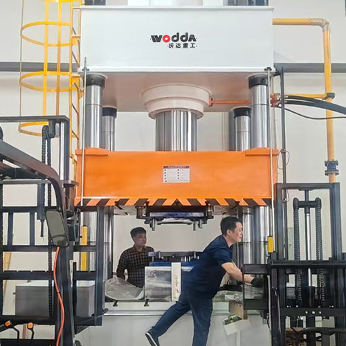 630噸汽車(chē)發(fā)動(dòng)機(jī)護(hù)板成型液壓機(jī)