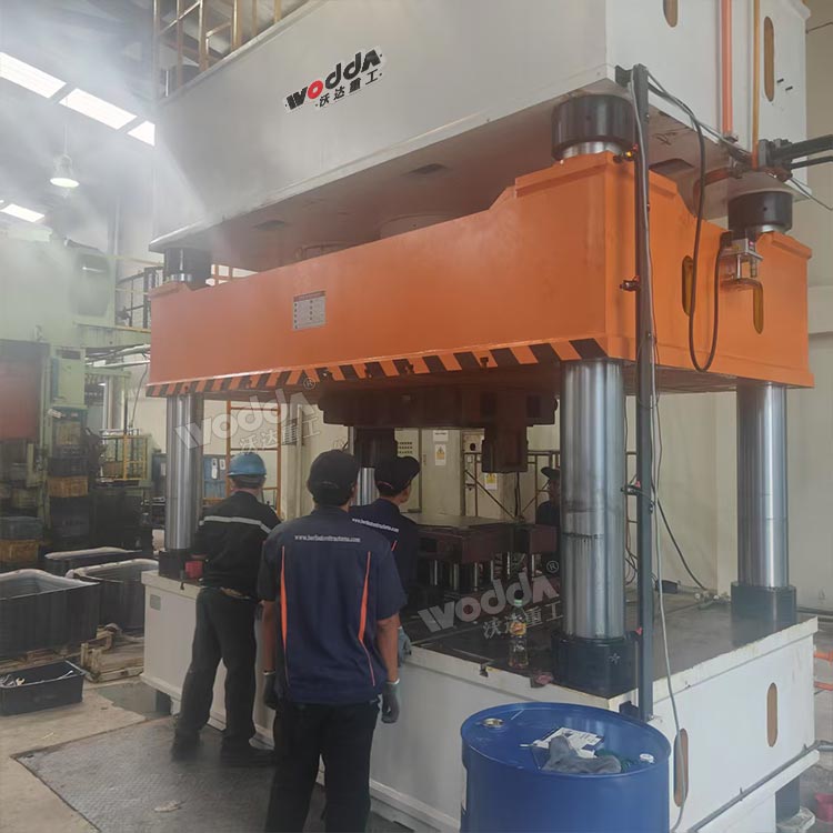 1000噸汽車變速箱油底殼拉伸液壓機試機.jpg