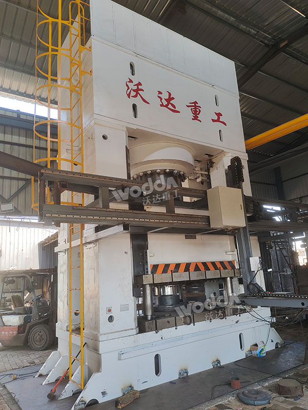 2500噸熱鍛液壓機現(xiàn)場.jpg