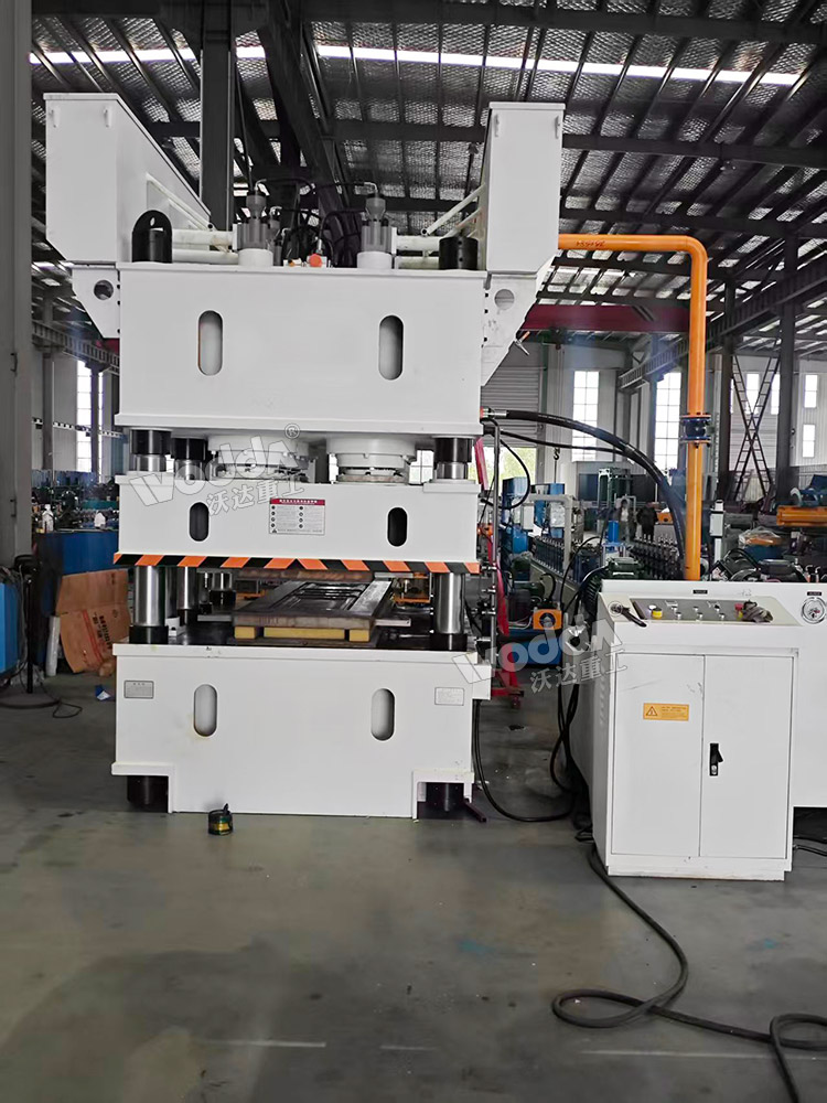 2400噸不銹鋼門板壓花機(jī)