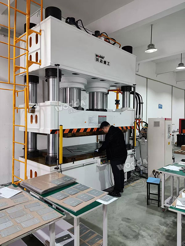 800噸金屬板材校平液壓機(jī) 800噸金屬板材校平液壓機(jī)